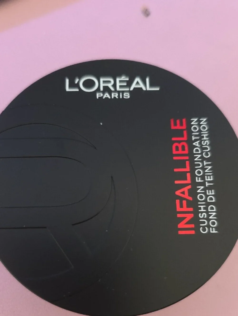 L'Oreal Compact Foundation - Black & Red Accents